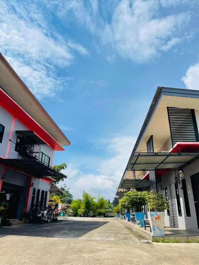 Baan Sri Family Hotell Kabin Buri Exteriör bild