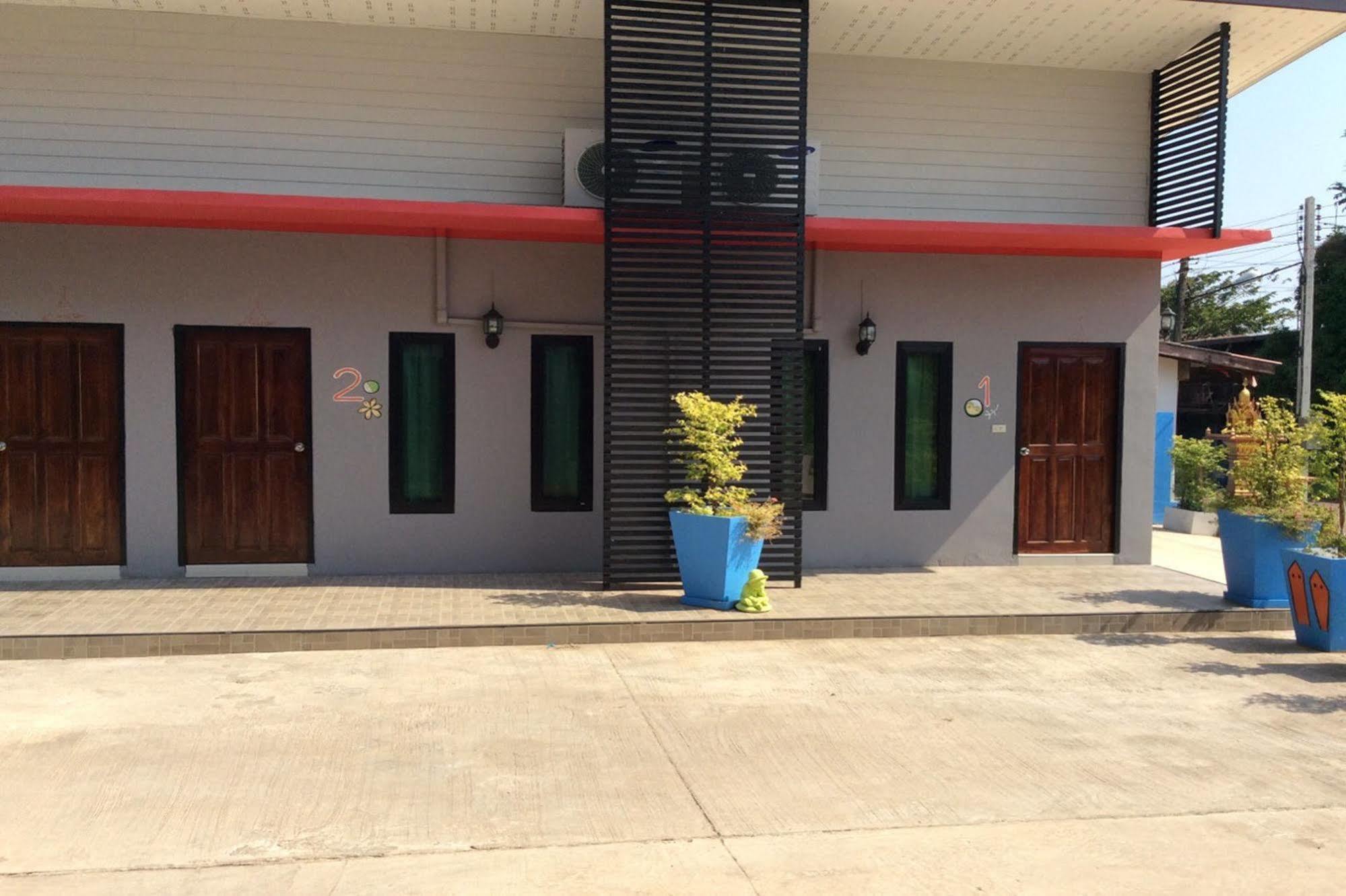 Baan Sri Family Hotell Kabin Buri Exteriör bild